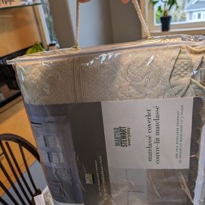 NEW Martha Stewart Twin Matelasse Coverlet (Floral Clover 63" x 88").